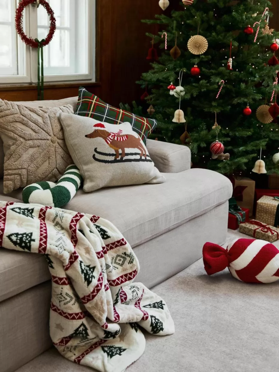 Weihnachtskissen | Family Holidays-Westwing Collection Baumwoll-Kissenhülle Nira mit winterlichem Motiv Beige mit Schneeflocken-Motiv