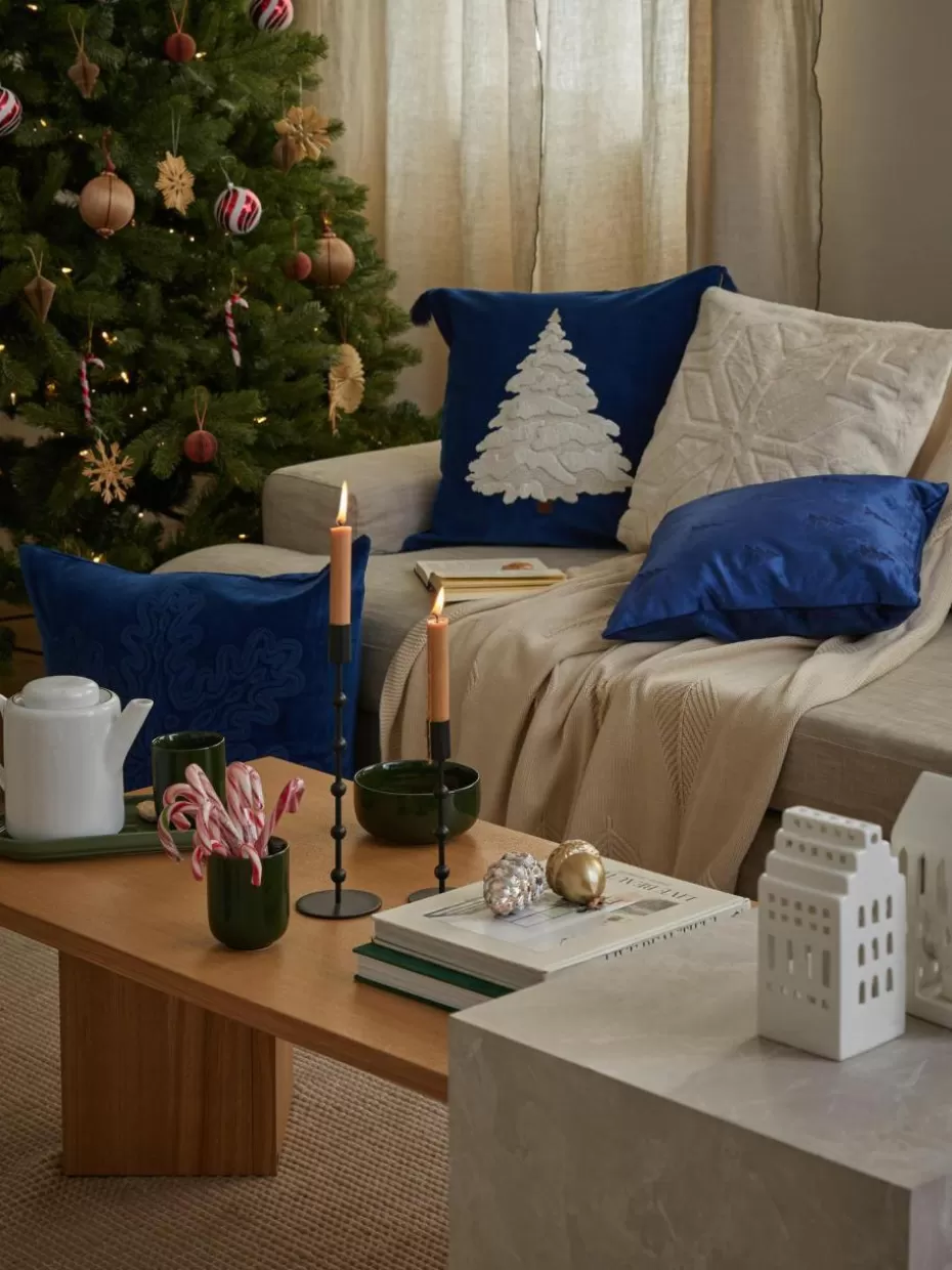 Romantische Details | Weihnachtskissen-Westwing Collection Baumwoll-Kissenhülle Nira mit winterlichem Motiv Cremeweiß mit Schneeflocken-Motiv