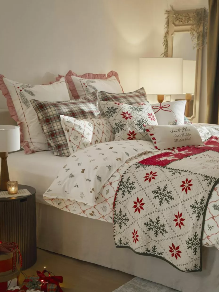 Weihnachtsbettwäsche | Family Holidays-Westwing Collection Baumwollperkal-Wendebettdeckenbezug Twigs mit winterlichen Prints Off White, Mehrfarbig