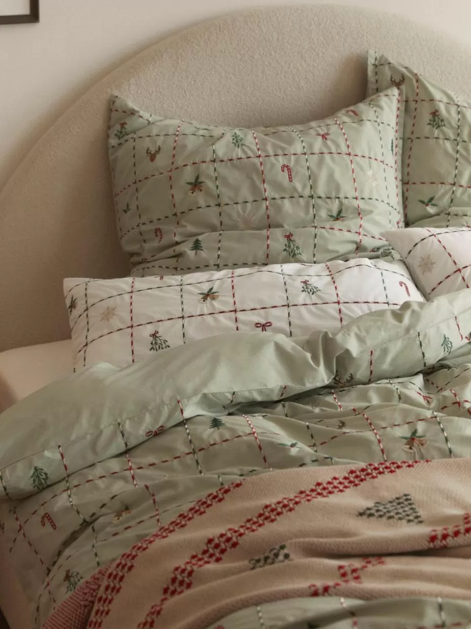Weihnachtsbettwäsche | Bettwäsche-Westwing Collection Bestickter Baumwollperkal-Bettdeckenbezug Rudy mit Weihnachtsmotiven Salbeigrün, Mehrfarbig