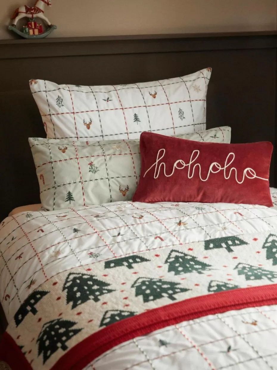 Weihnachtsbettwäsche | Family Holidays-Westwing Collection Bestickter Baumwollperkal-Bettdeckenbezug Rudy mit Weihnachtsmotiven Weiß, Mehrfarbig