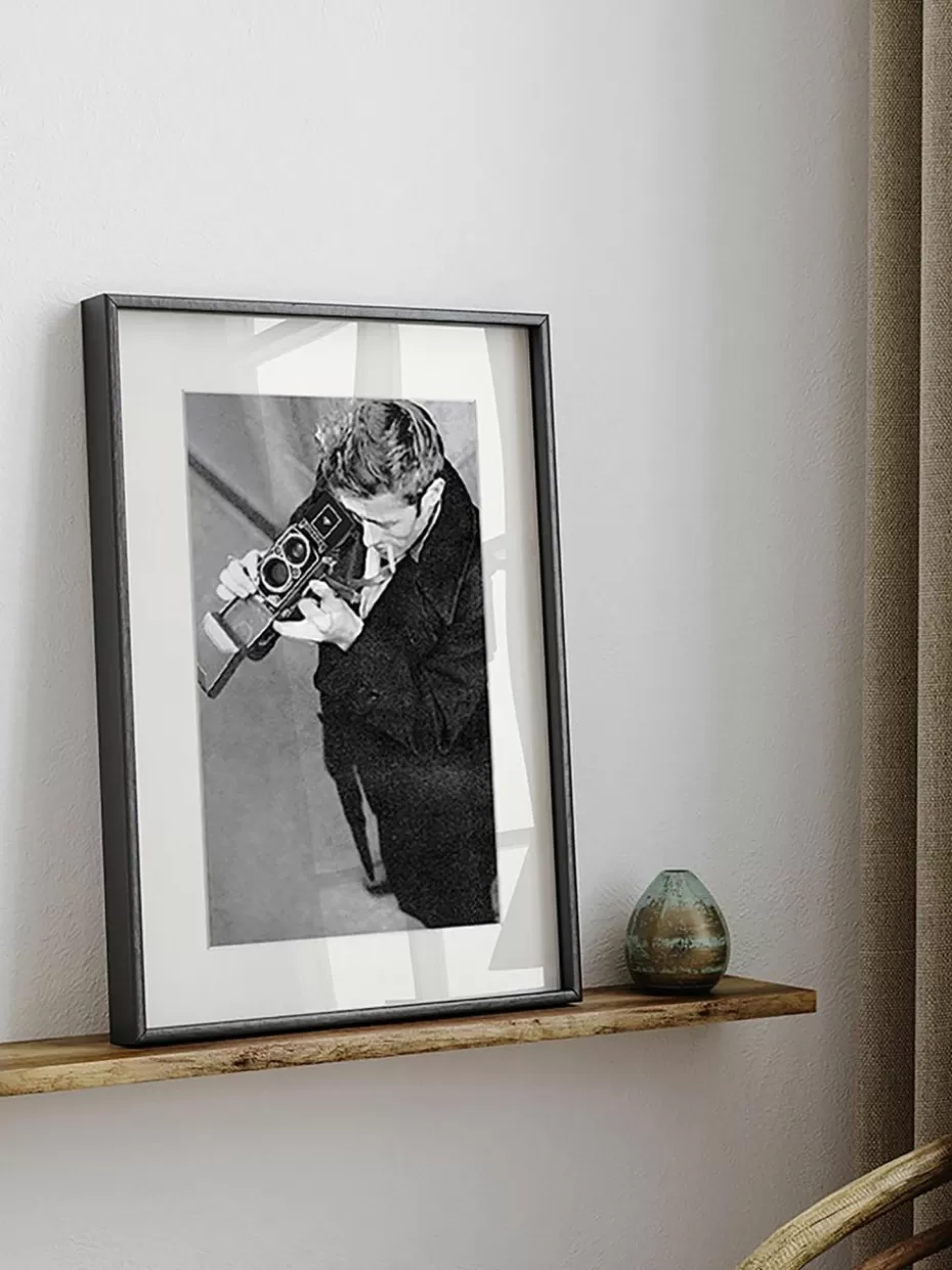 Bilder-Any Image Gerahmte Fotografie James Dean with Camera