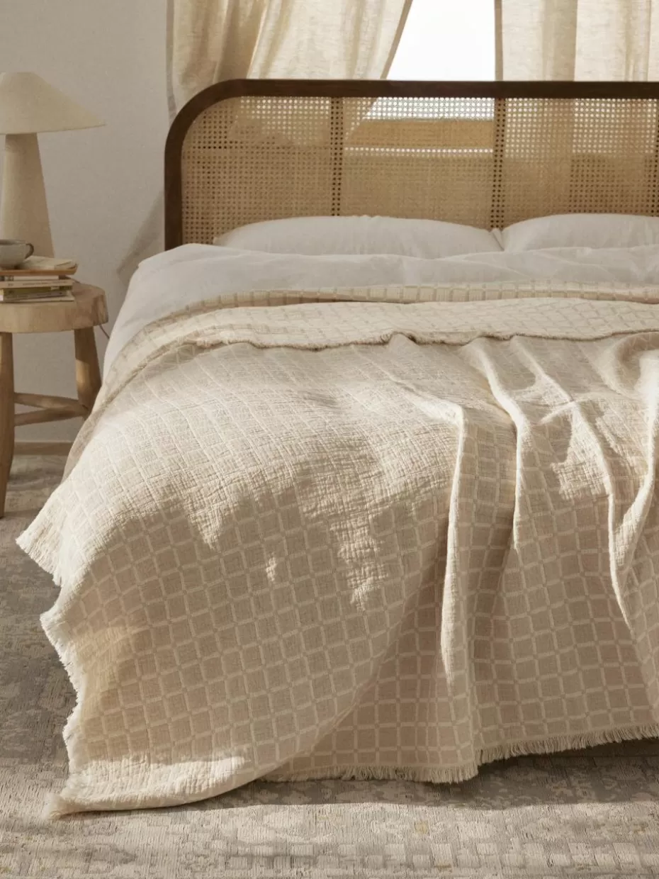Tagesdecken & Bettüberwürfe-Westwing Collection Gewaschene Musselin-Tagesdecke Ronia mit Fransen Hellbeige, Off White
