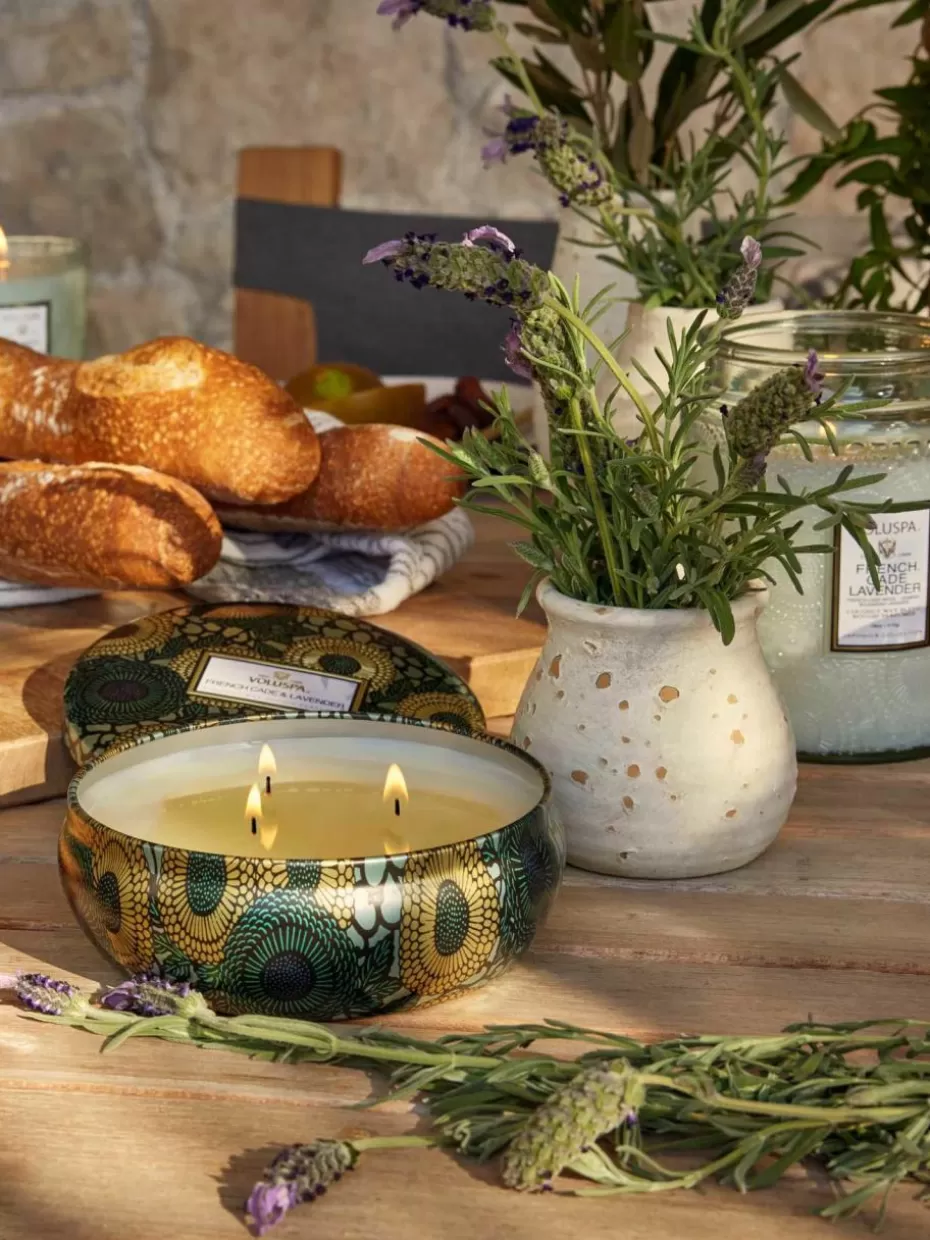 Duftkerzen-Voluspa Handgefertigte Dreidocht-Duftkerze Japonica Collection (Cade-Holz, Eisenkraut & Lavendel) Französisches Cade-Holz, Eisenkraut & bulgarischer Lavendel
