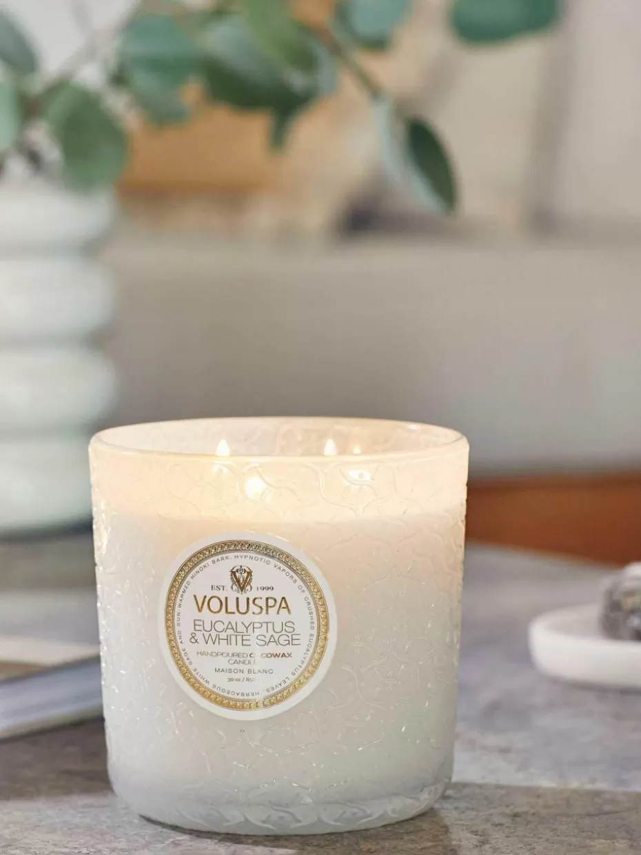 Duftkerzen-Voluspa Handgefertigte Dreidocht-Duftkerze Maison Blanc (Eukalyptus, Kardamom, Salbei & Hinoki Rinde)