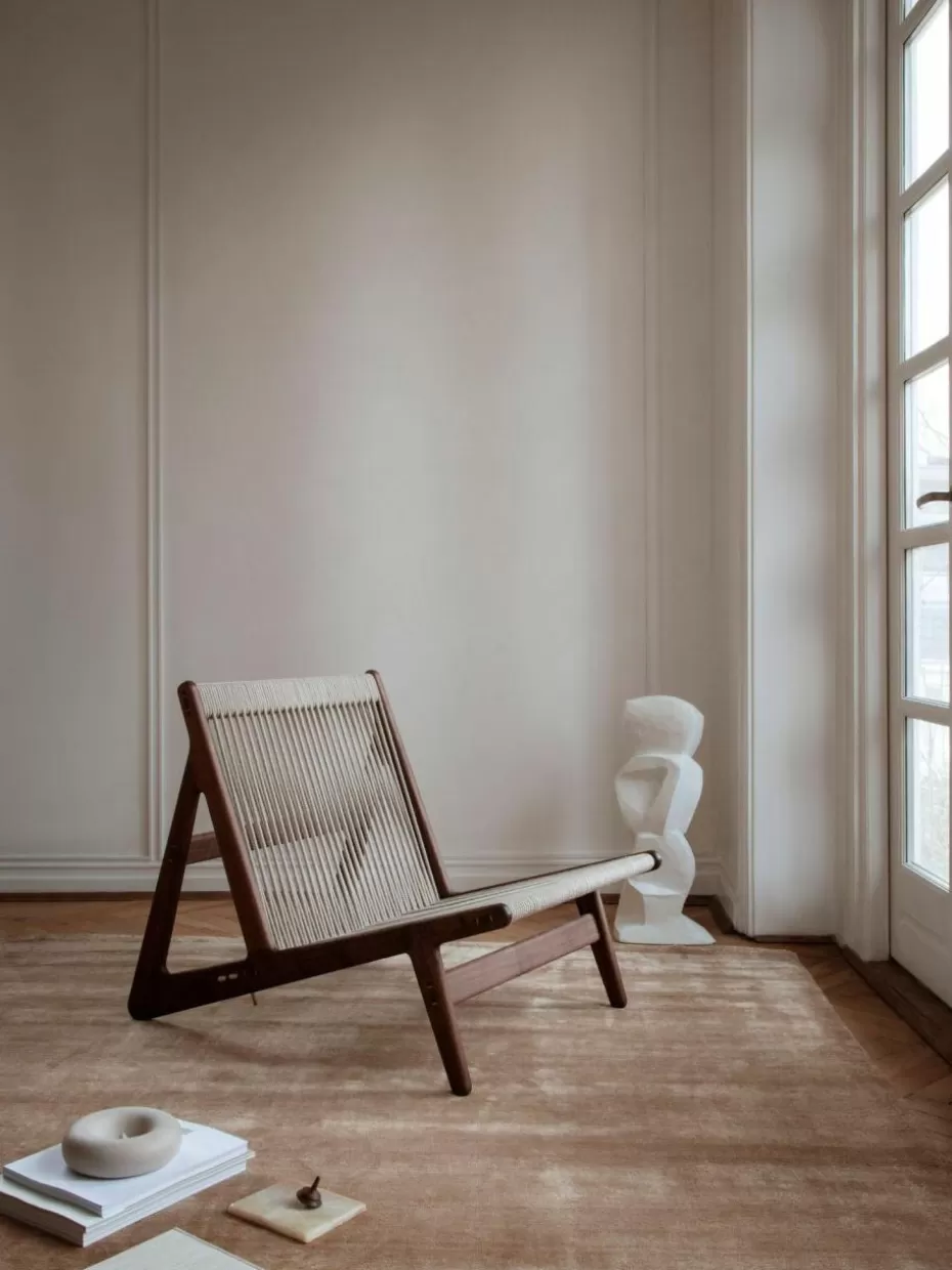 Sessel-GUBI Handgefertigter Loungesessel MR01 Initial aus Walnussholz mit Sitzkissen Walnussholz, Hellbeige