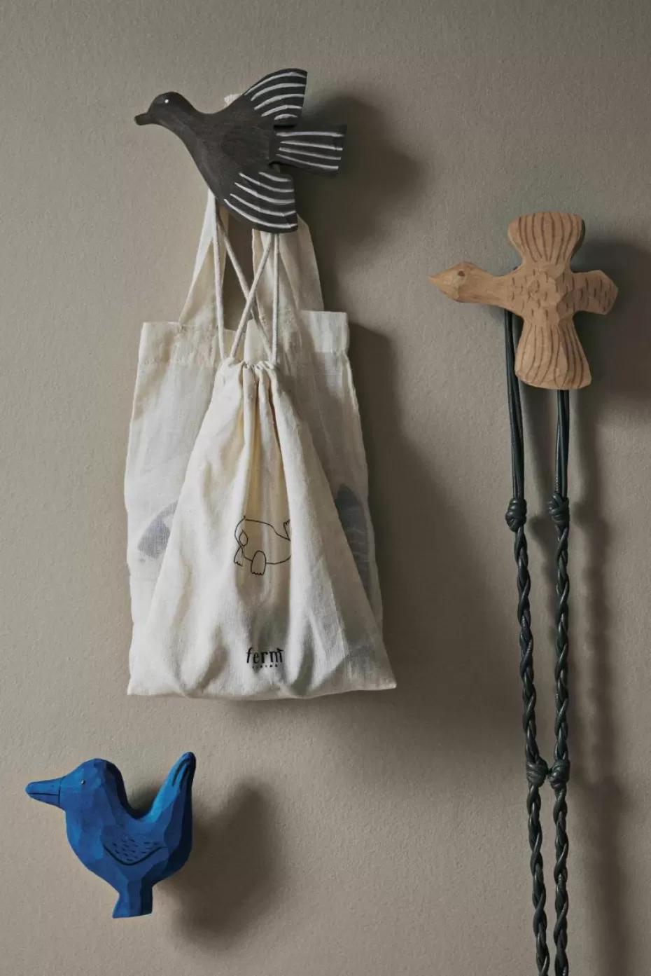 Aufbewahrung-ferm LIVING Kids Handgefertigter Wandhaken Lola Bird aus Espenholz Greige