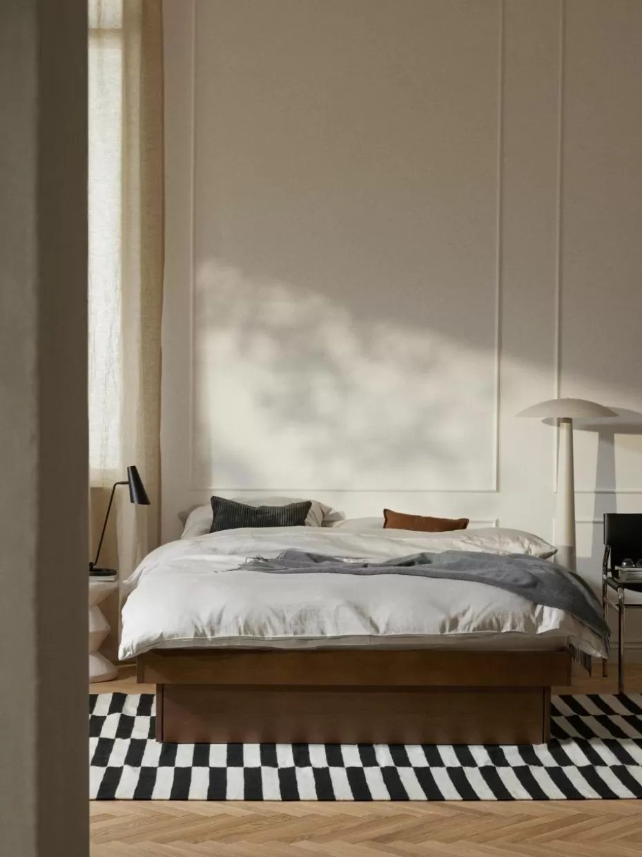 Betten-Westwing Collection Holzbett Sato mit Schubladen Eichenholz, dunkelbraun lackiert