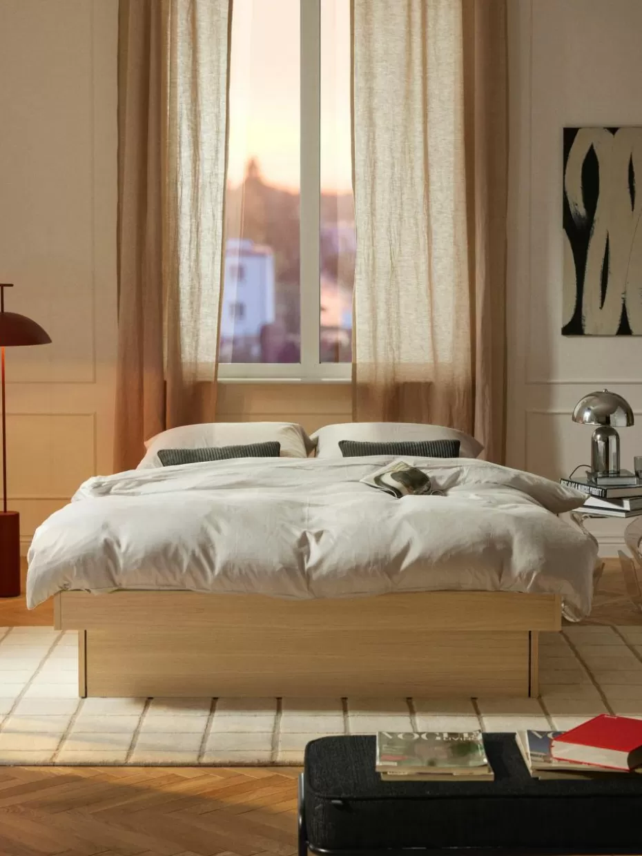 Betten-Westwing Collection Holzbett Sato mit Schubladen Eichenholz