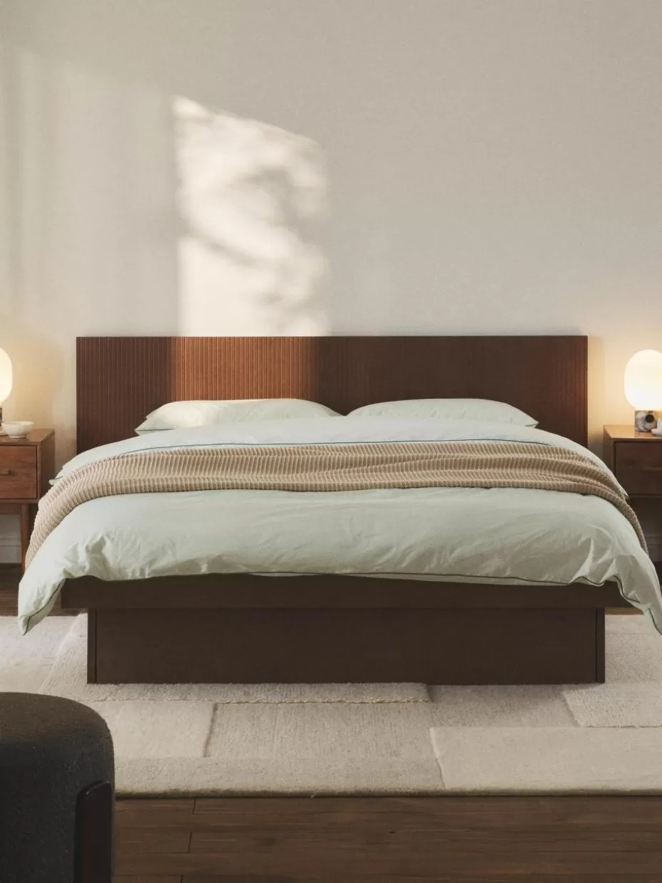 Betten-Westwing Collection Holzbett Sato mit Schubladen und Kopfteil Eichenholz, dunkelbraun lackiert