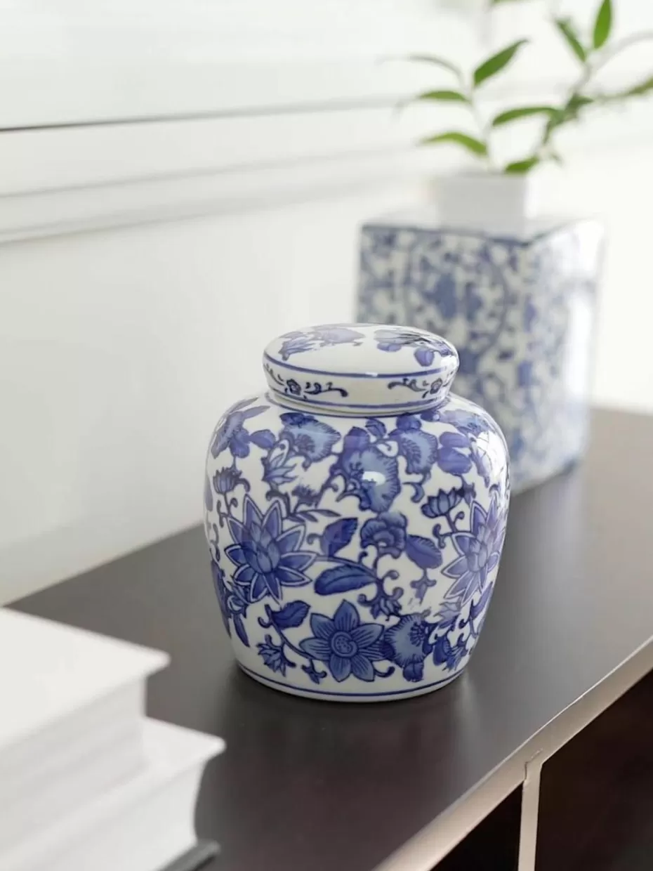 Romantische Details | Vasen-Westwing Kleine Deckelvase Annabelle aus Porzellan, H 13 cm