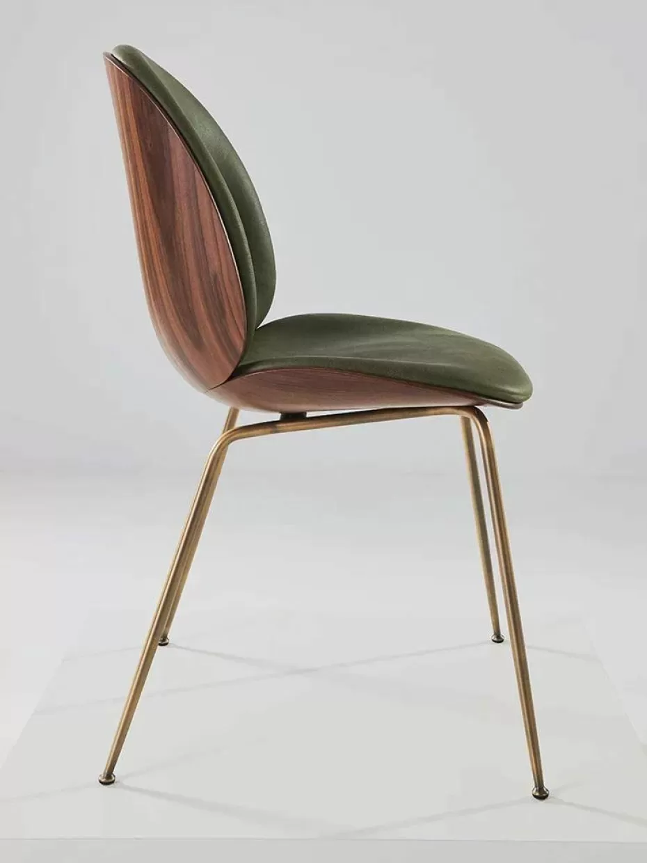 Stühle-GUBI Kunstlederstuhl Beetle mit Sitzschale Kunstleder Olivgrün, Walnussholz, Goldfarben matt