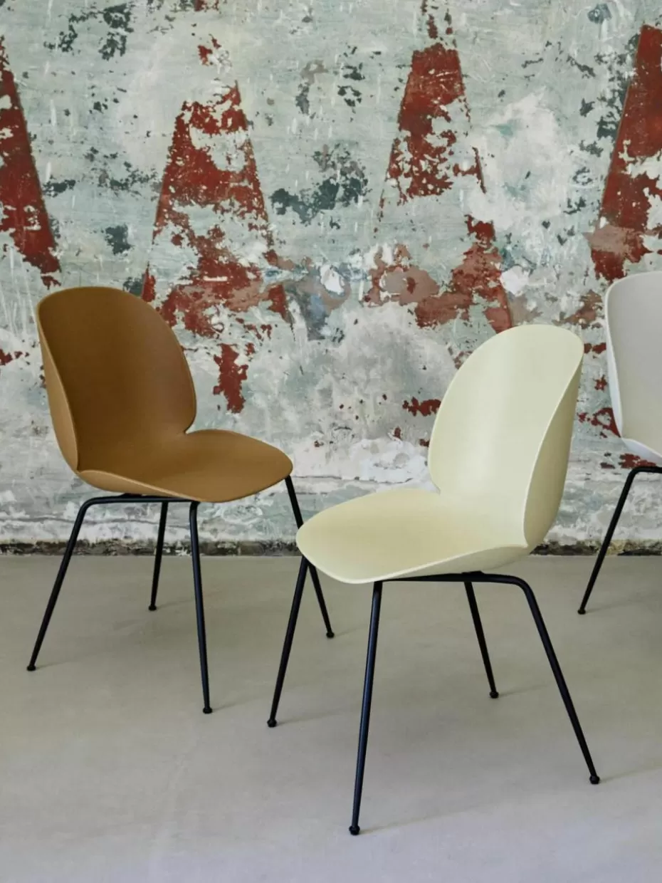 Stühle-GUBI Kunststoffstuhl Beetle Beige, Schwarz matt