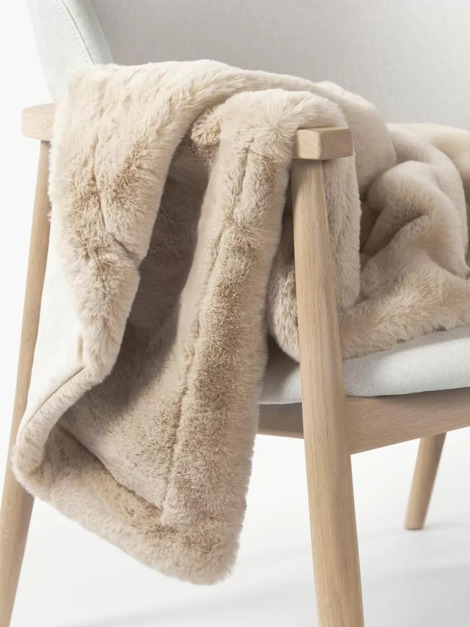 Weihnachtliche Decken & Plaids | Decken & Plaids-Westwing Collection Kuscheldecke Mette aus Kunstfell Hellbeige