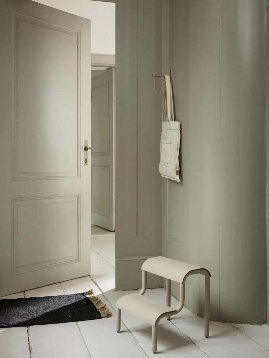 Stühle-ferm LIVING Kids Metall-Kinderhocker Up Step Hellbeige
