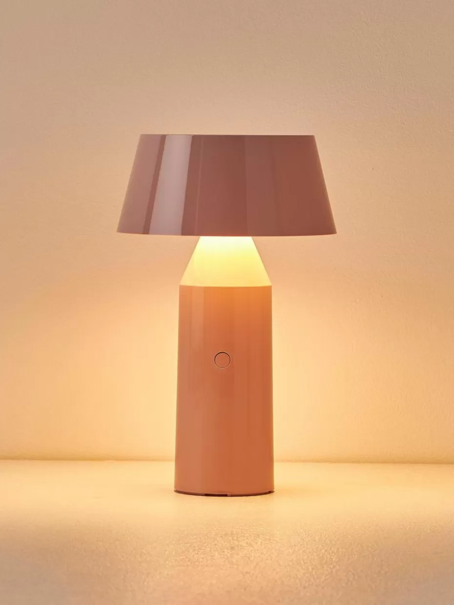Kabellose Tischlampen-Marset Mobile LED-Tischlampe Bicoca mit verstellbarem Lampenschirm, dimmbar Hellrosa glänzend, Off White