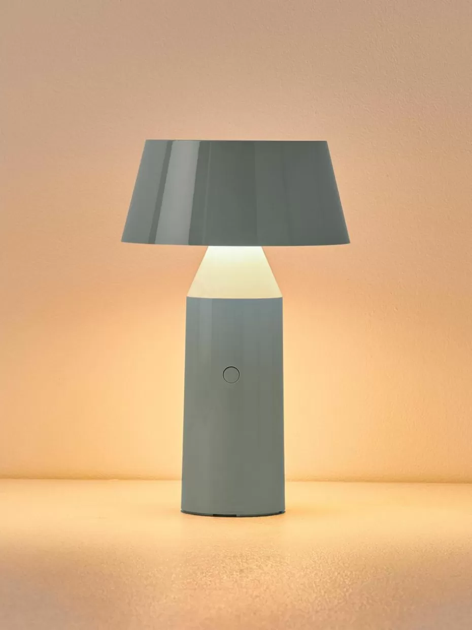 Kabellose Tischlampen-Marset Mobile LED-Tischlampe Bicoca mit verstellbarem Lampenschirm, dimmbar Hellblau glänzend, Off White