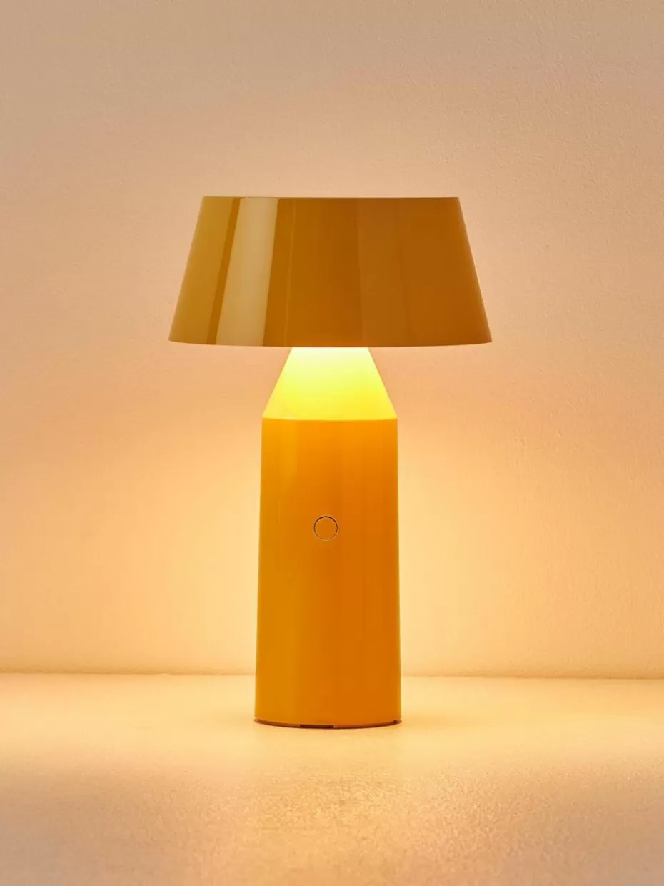 Kabellose Tischlampen-Marset Mobile LED-Tischlampe Bicoca mit verstellbarem Lampenschirm, dimmbar Sonnengelb glänzend, Zitronengelb
