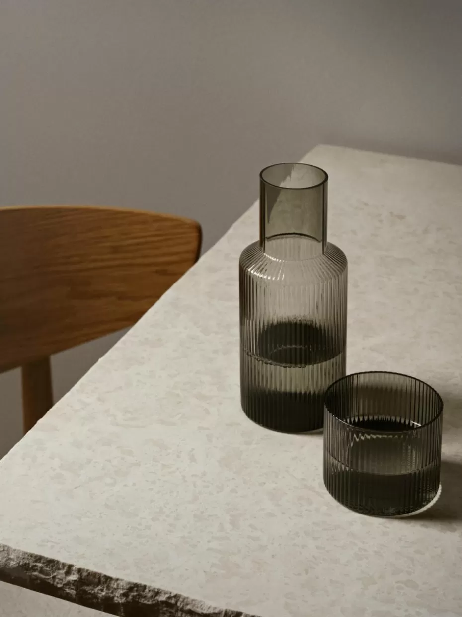 Kannen & Karaffen | Wassergläser-ferm LIVING Mundgeblasene kleine Karaffe Ripple mit Wasserglas, 2er-Set Grau, transparent und glänzend