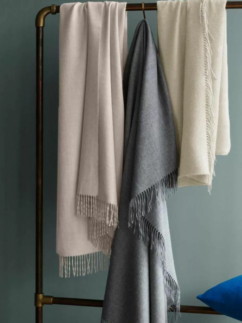 Romantische Details | Decken & Plaids-Elvang Plaid Luxury aus Babyalpaka-Wolle Greige
