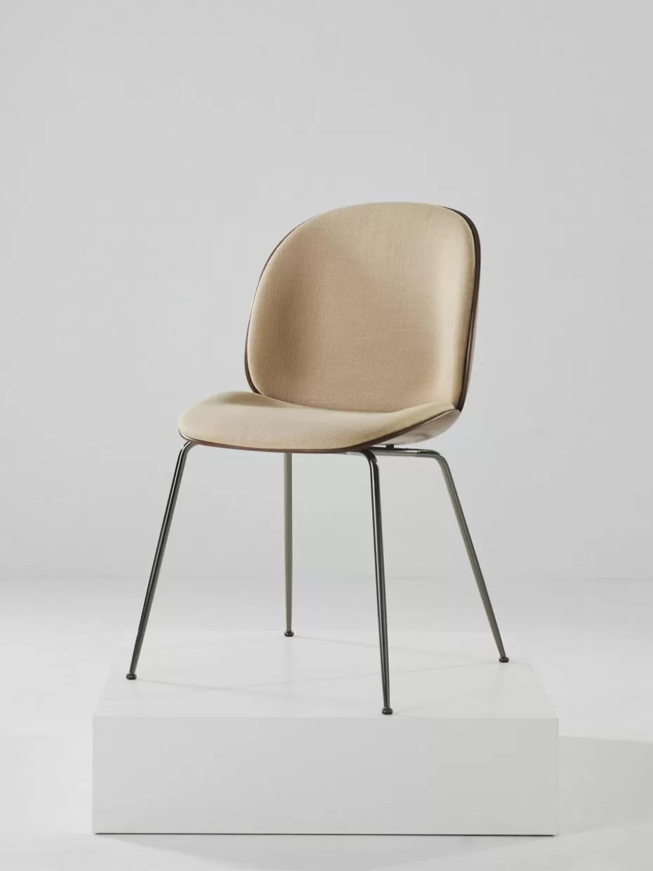 Stühle-GUBI Polsterstuhl Beetle mit Sitzschale Webstoff Hellbeige, Walnussholz, Schwarz glänzend