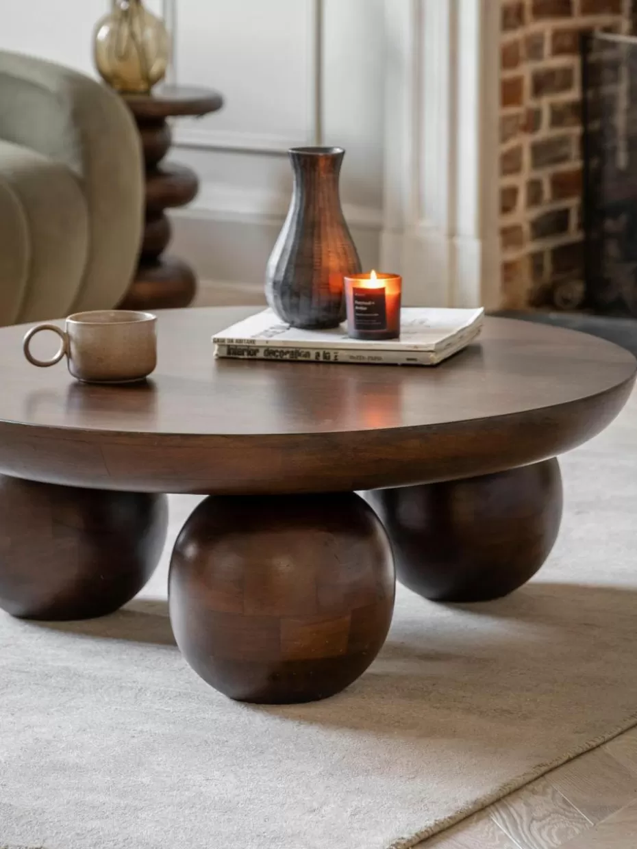 Couchtische-Westwing Runder Couchtisch Sculpt aus Mangoholz