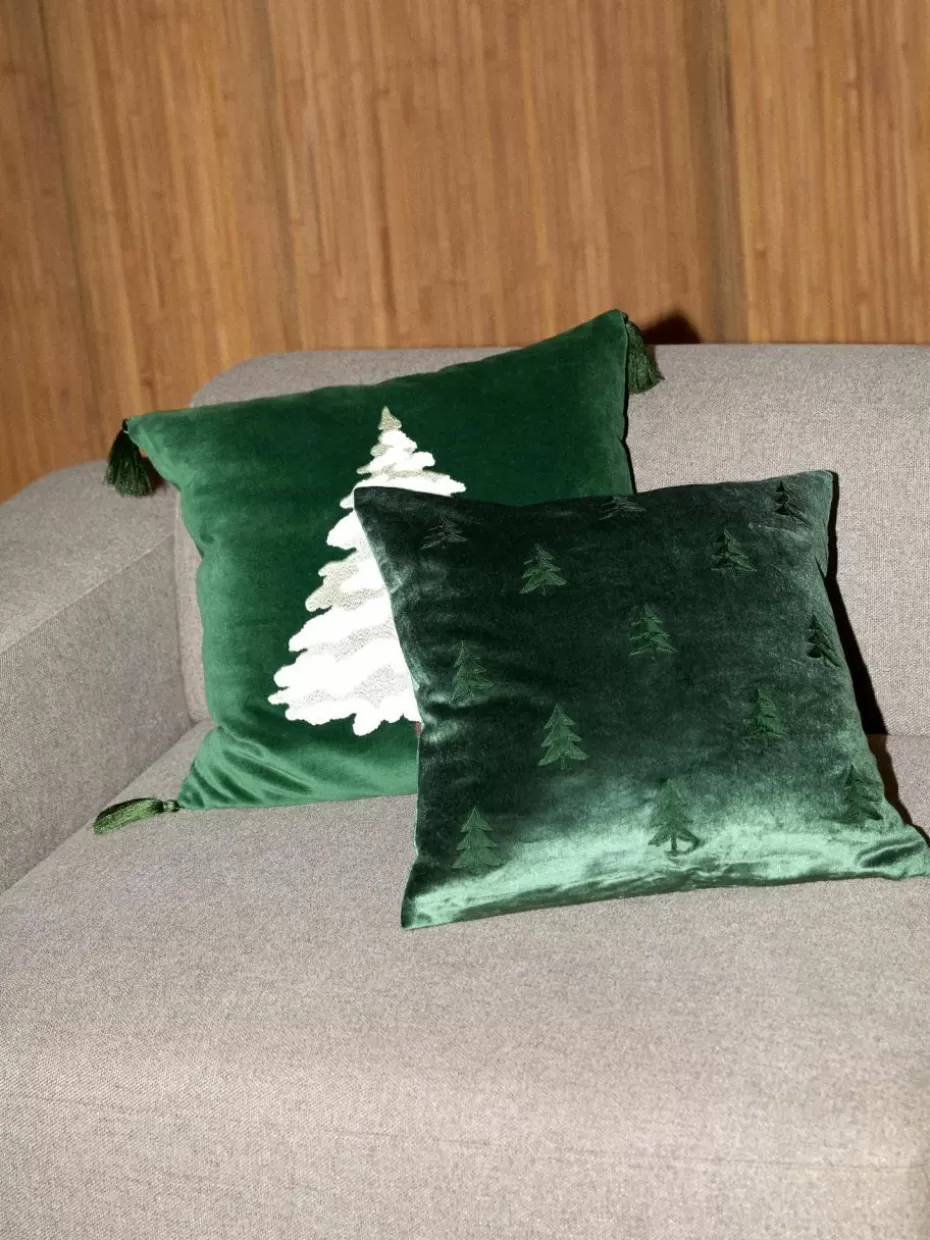 Weihnachtskissen | Dekokissen-Westwing Collection Samt-Kissenhülle Amara mit gesticktem Tannenbaum Dunkelgrün, Weiß, Hellbeige