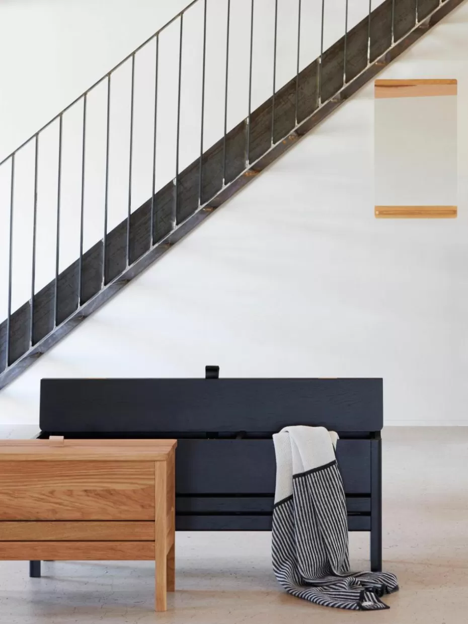 Flur Sitzbänke | Bänke-Form & Refine Sitzbank A Line aus Eichenholz mit Stauraum Eichenholz, schwarz lackiert