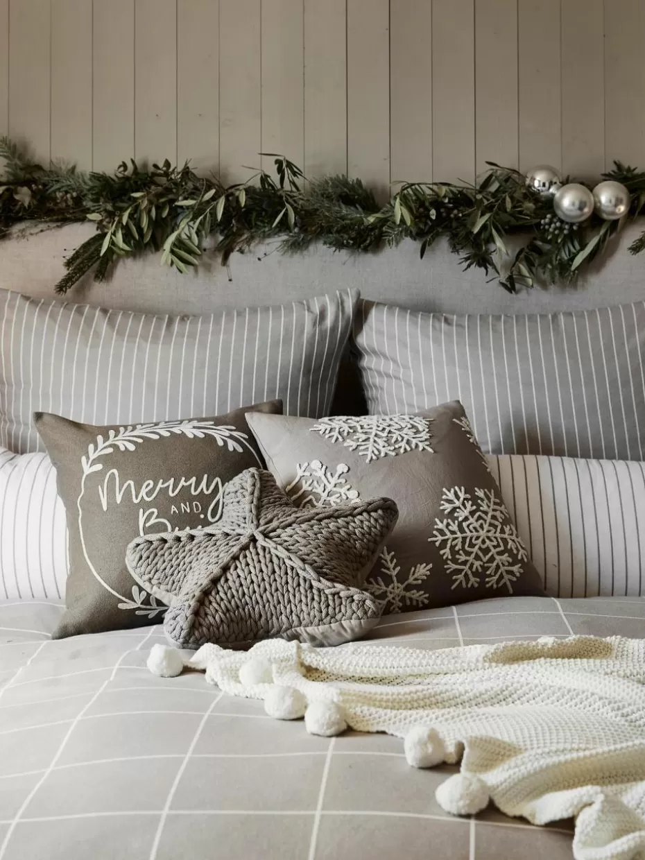 Weihnachtliche Decken & Plaids | Decken & Plaids-Westwing Collection Strickdecke Molly mit Pompoms Off White