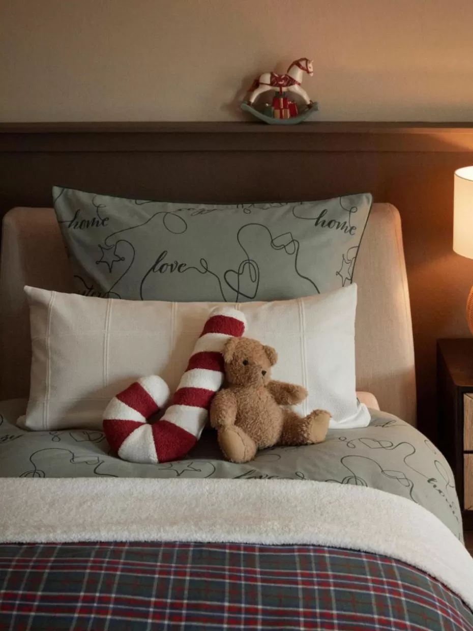 Weihnachtskissen | Glow-Up-Westwing Collection Teddy-Kissen Sugar in Zuckerstangenform Rot, Weiß