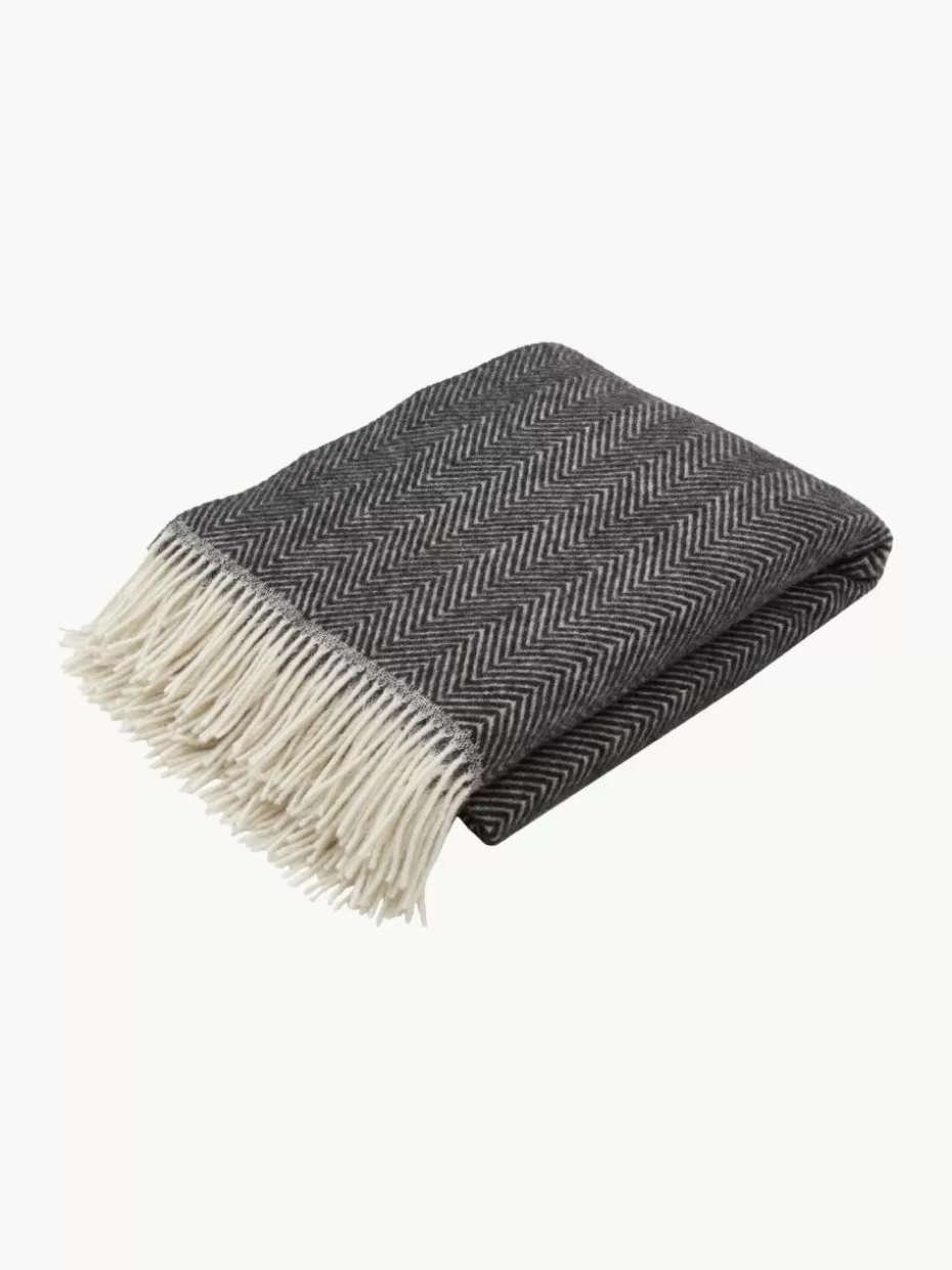 Weihnachtliche Decken & Plaids | Decken & Plaids-Westwing Wolldecke Tirol mit Fischgrätmuster und Fransen Anthrazit
