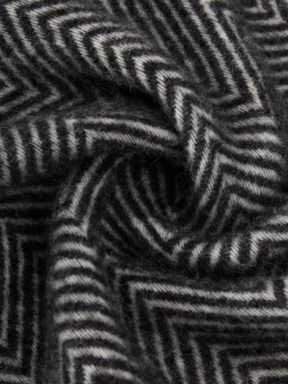 Weihnachtliche Decken & Plaids | Decken & Plaids-Westwing Wolldecke Tirol mit Fischgrätmuster und Fransen Anthrazit